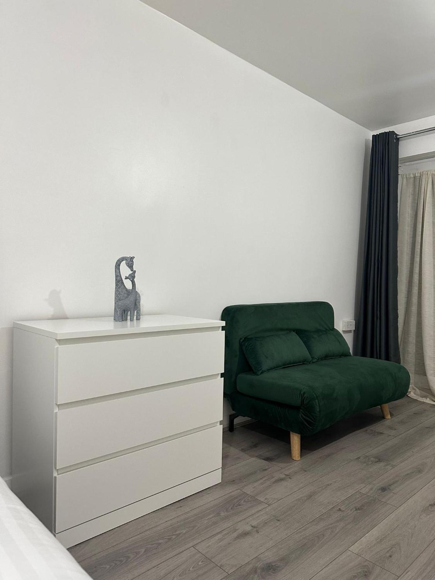Homestay Modern In A 4 Bedroom Flat In London, Shared Bathroom! London